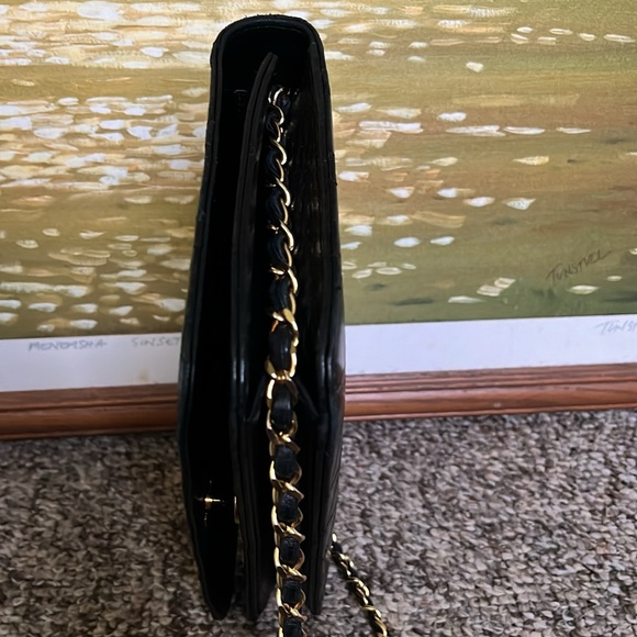 Chanel Lambskin shoulder bag in excellent preowned condition. L9”xH5.5”xD1.5” - Picture 8 of 12